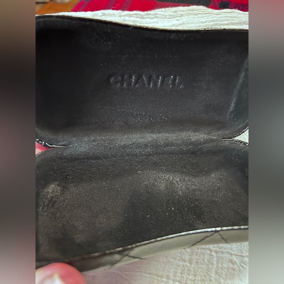 CHANEL Black Quilted Sunglasses case - Picture 4 of 6